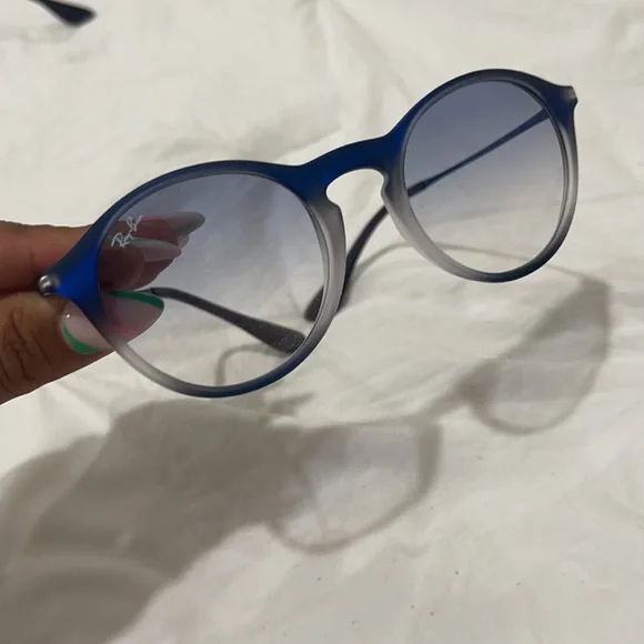 💙Sunglasses
Ray-Ban
RB-4243 - 6225/19 - Picture 5 of 15